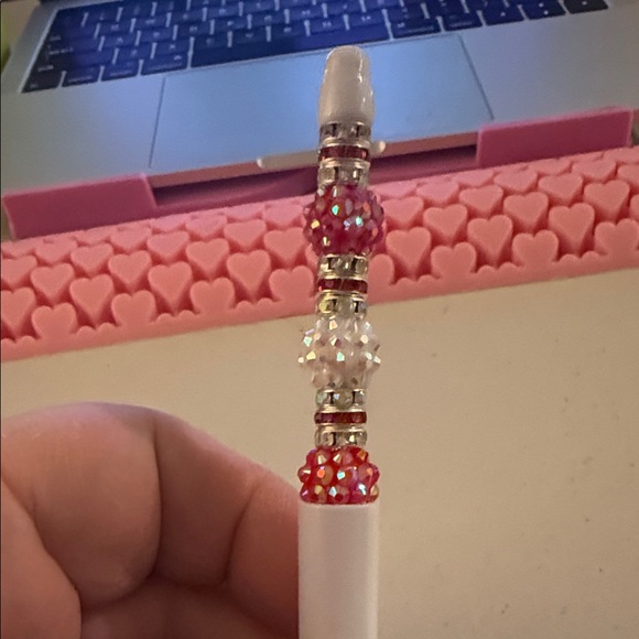 Elegant White and Silver Pen - Picture 2 of 3